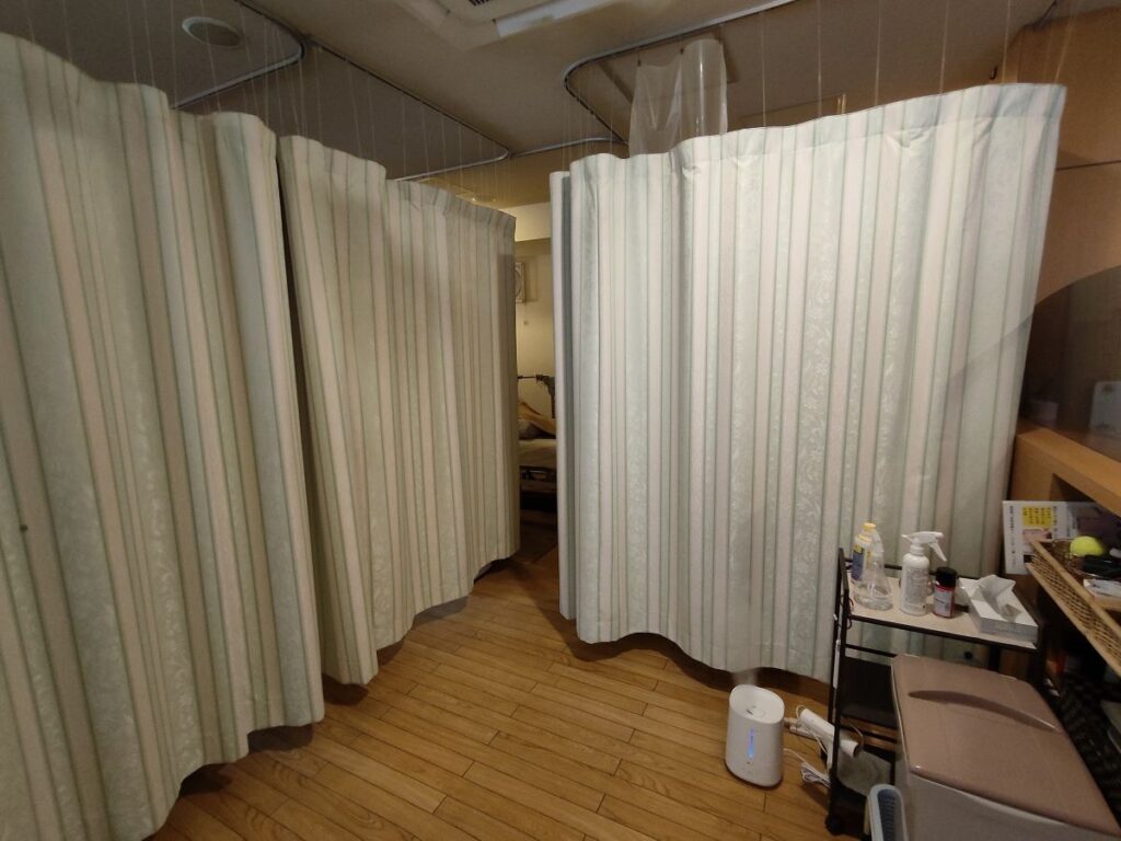 院内の間仕切りカーテン